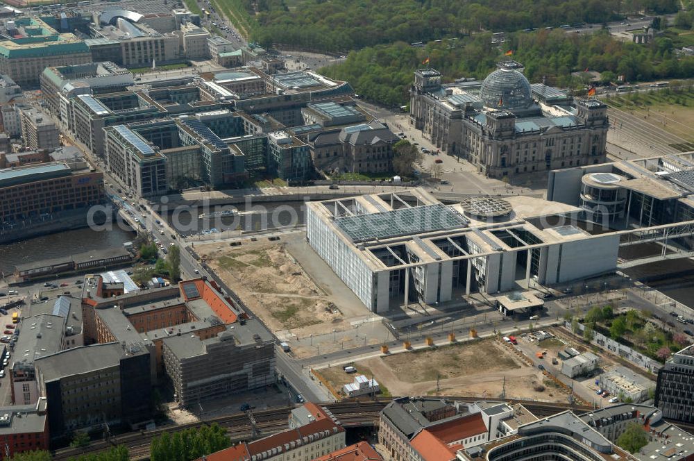 Aerial photograph Berlin - Blick auf den Abrissplatz des letzten Plattenbaus im Regierungsviertel. Die Baufläche am Marie-Elisabeth-Lüdershaus in der Nähe des Reichstagsgebäudes soll mit einem Neubau zum Berliner Regierungsviertel erweitert werden. View of the demolition site of the last slab in the government district.