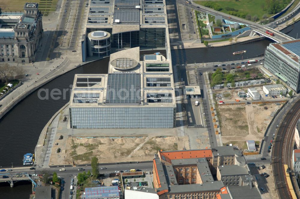 Berlin from above - Blick auf den Abrissplatz des letzten Plattenbaus im Regierungsviertel. Die Baufläche am Marie-Elisabeth-Lüdershaus in der Nähe des Reichstagsgebäudes soll mit einem Neubau zum Berliner Regierungsviertel erweitert werden. View of the demolition site of the last slab in the government district.