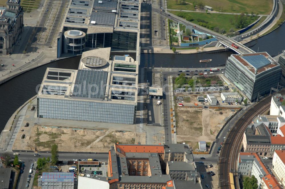 Berlin from the bird's eye view: Blick auf den Abrissplatz des letzten Plattenbaus im Regierungsviertel. Die Baufläche am Marie-Elisabeth-Lüdershaus in der Nähe des Reichstagsgebäudes soll mit einem Neubau zum Berliner Regierungsviertel erweitert werden. View of the demolition site of the last slab in the government district.