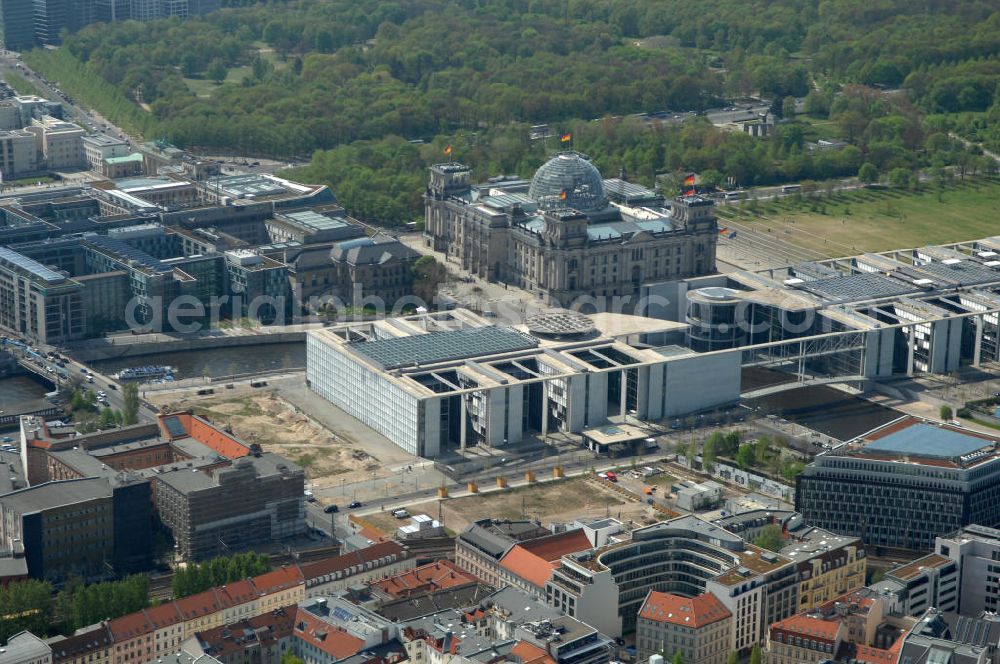 Aerial image Berlin - Blick auf den Abrissplatz des letzten Plattenbaus im Regierungsviertel. Die Baufläche am Marie-Elisabeth-Lüdershaus in der Nähe des Reichstagsgebäudes soll mit einem Neubau zum Berliner Regierungsviertel erweitert werden. View of the demolition site of the last slab in the government district.