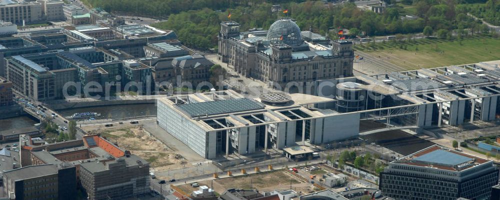 Aerial photograph Berlin - Blick auf den Abrissplatz des letzten Plattenbaus im Regierungsviertel. Die Baufläche am Marie-Elisabeth-Lüdershaus in der Nähe des Reichstagsgebäudes soll mit einem Neubau zum Berliner Regierungsviertel erweitert werden. View of the demolition site of the last slab in the government district.