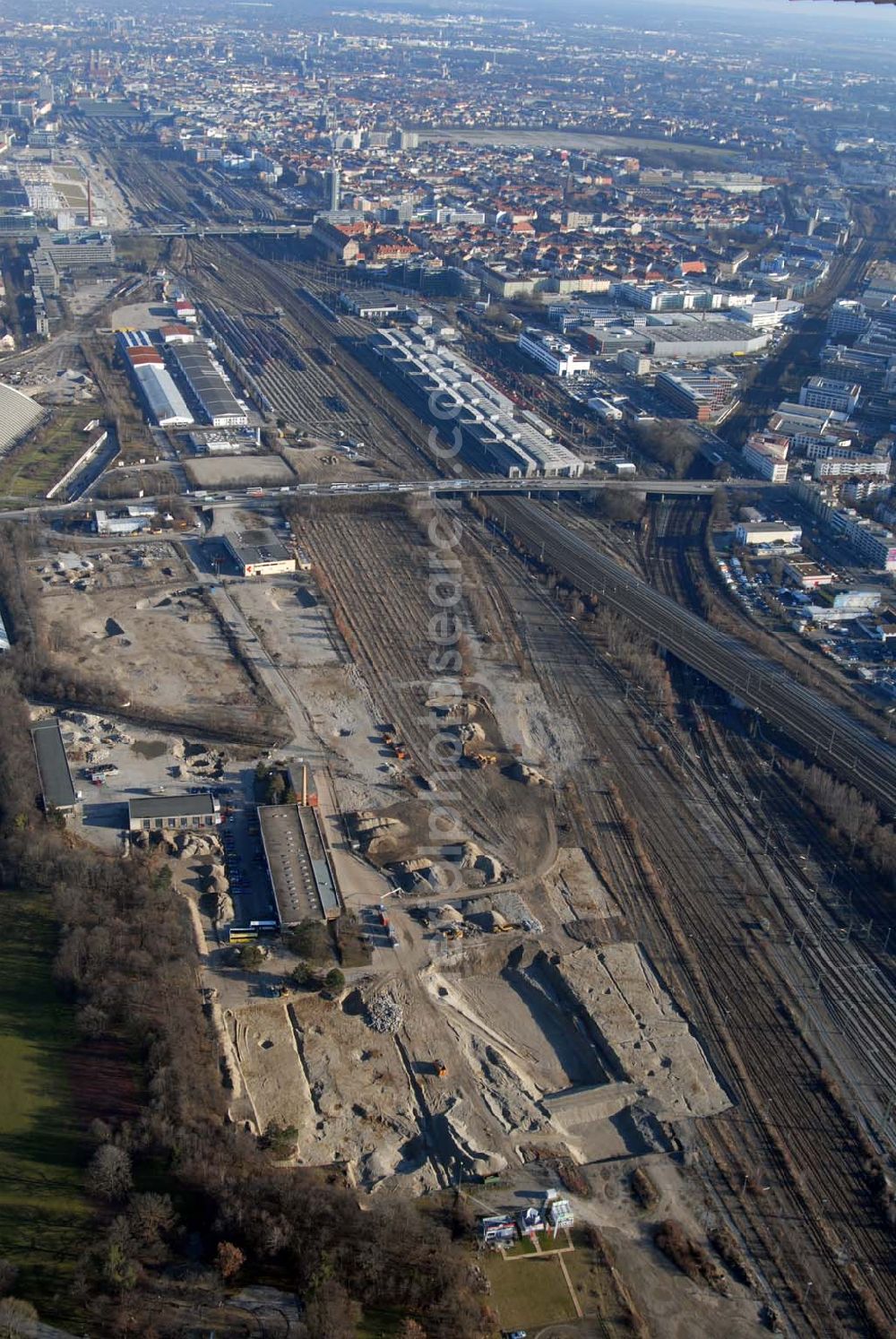 München from the bird's eye view: . Baufläche für das neue Stadtquartier „Am Hirschgarten“ bietet alle Voraussetzungen für eine zeitgemäße und wirtschaftlich interessante Stadtentwicklung. Hier wird die CONCEPT BAU mit dabei sein und ab Herbst 2006 (Baubeginn) die Vision von der „grünen Oase mitten in der Stadt“ umsetzen. .... 