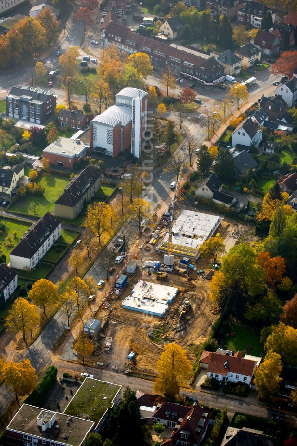 Hamm from above - Development and residential area along Lippestrasse in the autumnal Mark part of Hamm in the state of North Rhine-Westphalia. The foreground shows Saint George Church