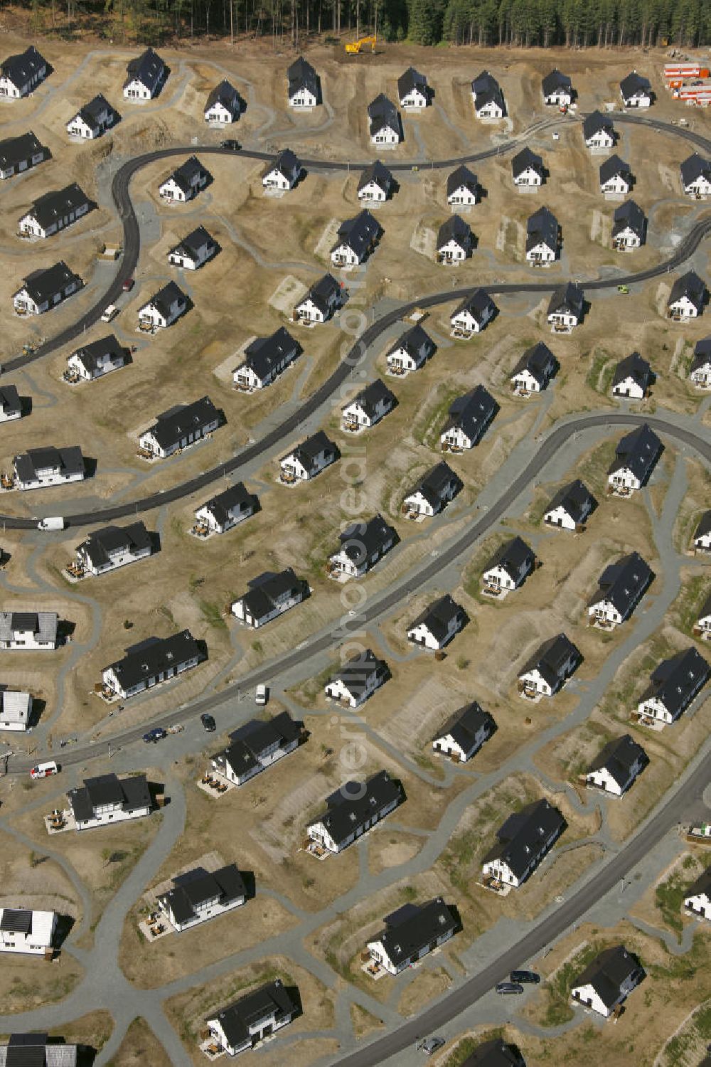 Aerial photograph Winterberg - Baugebiet vom noch nicht fertiggestellten Landal Ferienpark in der Winterberger Büre in Winterberg, Nordrhein-Westfalen. Building area of the, yet not completely ready-made, Landal holiday park in Winterberg, North Rine-Westphalia.