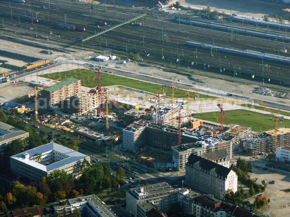  München (Bayern) from the bird's eye view: Blick auf das Baugelände des Wohngebietes Arnulfpark in München von der CONCEPTBAU MÜNCHEN. Im Gelände des ehemaligen Heizkraftwerkes werden nach derzeitiger Planung später Flächen für eine vielfältige kulturelle Nutzung zur Verfügung stehen. Dabei werden zur Zeit zwei Nutzungsvarianten verfolgt: ein attraktives Theaterzentrum als Produktions- und Spielort (evtl. für das Münchner Volkstheater) oder ein kulturelles Zentrum mit einer Vielzahl von Nutzungen, z.B. für Museen, Kinder- und Jugendzentren.