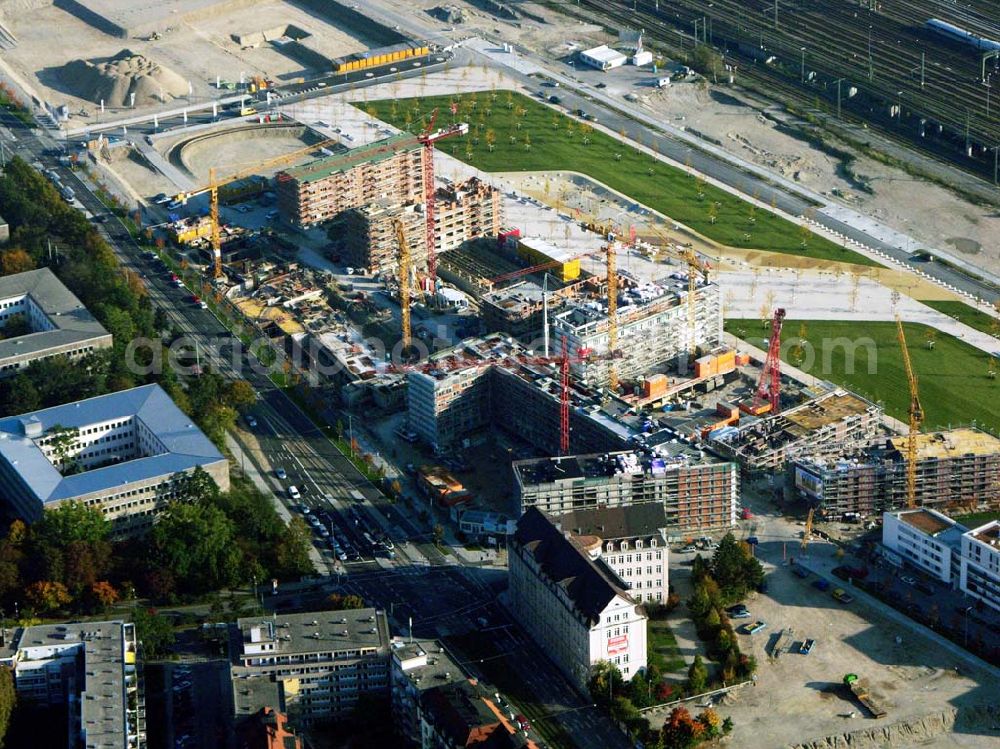 Aerial photograph München (Bayern) - Blick auf das Baugelände des Wohngebietes Arnulfpark in München von der CONCEPTBAU MÜNCHEN. Im Gelände des ehemaligen Heizkraftwerkes werden nach derzeitiger Planung später Flächen für eine vielfältige kulturelle Nutzung zur Verfügung stehen. Dabei werden zur Zeit zwei Nutzungsvarianten verfolgt: ein attraktives Theaterzentrum als Produktions- und Spielort (evtl. für das Münchner Volkstheater) oder ein kulturelles Zentrum mit einer Vielzahl von Nutzungen, z.B. für Museen, Kinder- und Jugendzentren.