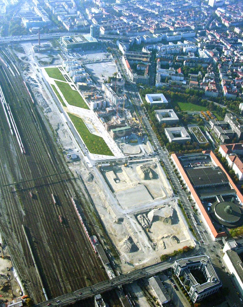 Aerial image München (Bayern) - Blick auf das Baugelände des Wohngebietes Arnulfpark in München von der CONCEPTBAU MÜNCHEN. Im Gelände des ehemaligen Heizkraftwerkes werden nach derzeitiger Planung später Flächen für eine vielfältige kulturelle Nutzung zur Verfügung stehen. Dabei werden zur Zeit zwei Nutzungsvarianten verfolgt: ein attraktives Theaterzentrum als Produktions- und Spielort (evtl. für das Münchner Volkstheater) oder ein kulturelles Zentrum mit einer Vielzahl von Nutzungen, z.B. für Museen, Kinder- und Jugendzentren.