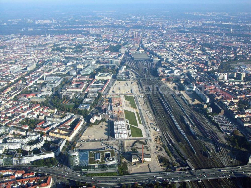  München (Bayern) from above - Blick auf das Baugelände des Wohngebietes Arnulfpark in München von der CONCEPTBAU MÜNCHEN. Im Gelände des ehemaligen Heizkraftwerkes werden nach derzeitiger Planung später Flächen für eine vielfältige kulturelle Nutzung zur Verfügung stehen. Dabei werden zur Zeit zwei Nutzungsvarianten verfolgt: ein attraktives Theaterzentrum als Produktions- und Spielort (evtl. für das Münchner Volkstheater) oder ein kulturelles Zentrum mit einer Vielzahl von Nutzungen, z.B. für Museen, Kinder- und Jugendzentren.