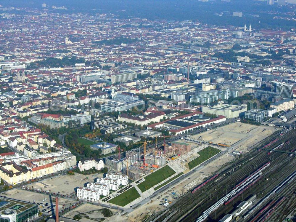 Aerial photograph München (Bayern) - Blick auf das Baugelände des Wohngebietes Arnulfpark in München von der CONCEPTBAU MÜNCHEN. Im Gelände des ehemaligen Heizkraftwerkes werden nach derzeitiger Planung später Flächen für eine vielfältige kulturelle Nutzung zur Verfügung stehen. Dabei werden zur Zeit zwei Nutzungsvarianten verfolgt: ein attraktives Theaterzentrum als Produktions- und Spielort (evtl. für das Münchner Volkstheater) oder ein kulturelles Zentrum mit einer Vielzahl von Nutzungen, z.B. für Museen, Kinder- und Jugendzentren.