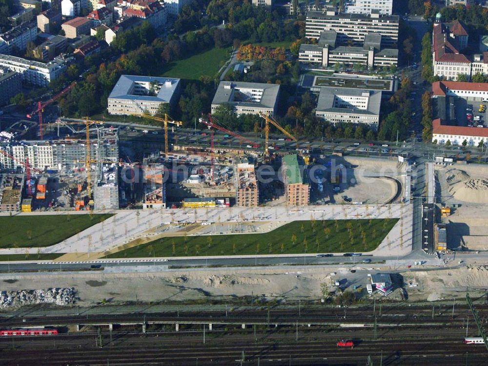 Aerial image München (Bayern) - Blick auf das Baugelände des Wohngebietes Arnulfpark in München von der CONCEPTBAU MÜNCHEN. Im Gelände des ehemaligen Heizkraftwerkes werden nach derzeitiger Planung später Flächen für eine vielfältige kulturelle Nutzung zur Verfügung stehen. Dabei werden zur Zeit zwei Nutzungsvarianten verfolgt: ein attraktives Theaterzentrum als Produktions- und Spielort (evtl. für das Münchner Volkstheater) oder ein kulturelles Zentrum mit einer Vielzahl von Nutzungen, z.B. für Museen, Kinder- und Jugendzentren.