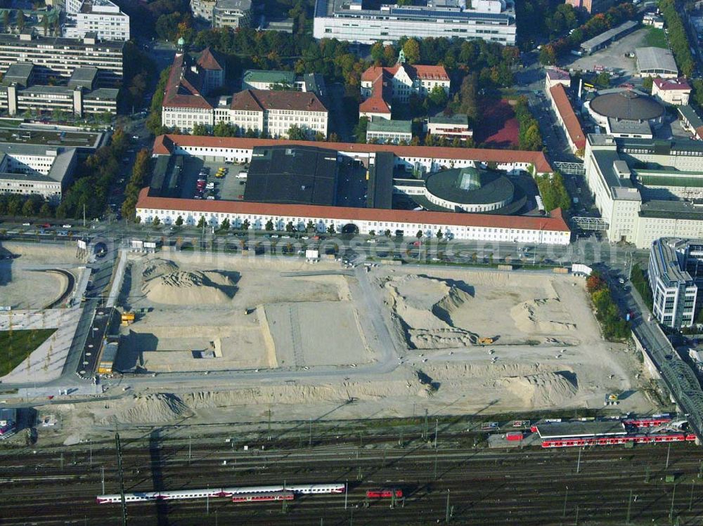 Aerial photograph München (Bayern) - Blick auf das Baugelände des Wohngebietes Arnulfpark in München von der CONCEPTBAU MÜNCHEN. Im Gelände des ehemaligen Heizkraftwerkes werden nach derzeitiger Planung später Flächen für eine vielfältige kulturelle Nutzung zur Verfügung stehen. Dabei werden zur Zeit zwei Nutzungsvarianten verfolgt: ein attraktives Theaterzentrum als Produktions- und Spielort (evtl. für das Münchner Volkstheater) oder ein kulturelles Zentrum mit einer Vielzahl von Nutzungen, z.B. für Museen, Kinder- und Jugendzentren.