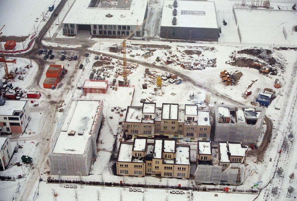 Aerial photograph München / Bayern - 15.01.2006 München (Bayern):Blick auf das Baugelände des Wohngebietes nahe dem BUGA-Gelände. Die kleine Wohn-Anlage mit nur 4 niedrigen Häusern bietet einen freien Blick über das BUGA Gelände bis zu den Alpen.Beratungspavillion vor Ort: Willy-Brandt-Allee, 81829 München Mo-Fr. 14.00 - 17.00 Uhr, Sa/So 14.00 - 18.00 Uhr Anruf zum Ortstarif: Tel 01801 177 188, Fax 089 99 30 00 33 ; seepanorama-riem@conceptbau.de