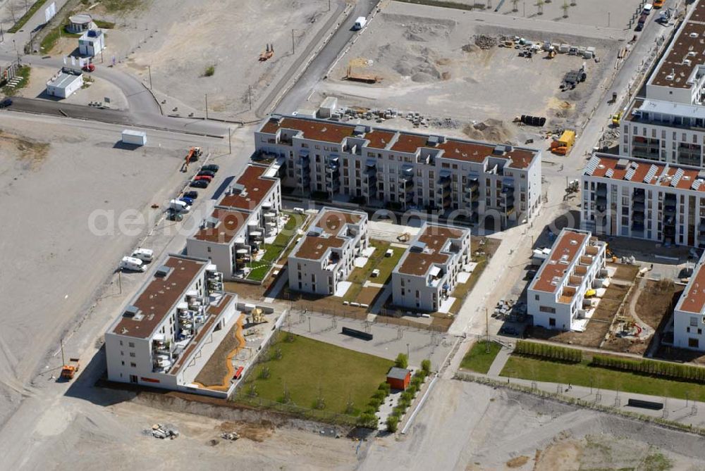 Aerial image München Riem - 04.05.2006 München (Bayern) Blick auf Wohnneubau am BUGA-Gelände. Die Wohnanlagen bieten einen freien Blick über das BUGA Gelände bis zu den Alpen. Die EG-Wohnungen haben eine eigene Terrasse und Privatgarten mit direktem Anschluss an den BUGA Park, alle an deren Wohnungen einen oder mehrere Balkone bzw. Dachterrassen. Zusätzlich sorgen große Fenster und die intelligente Aufteilung für lichtdurchflutete Räume. Beratungspavillion vor Ort: Willy-Brandt-Allee, 81829 München Mo-Fr. 14.00 - 17.00 Uhr, Sa/So 14.00 - 18.00 Uhr Anruf zum Ortstarif: Tel 01801 177 188, Fax 089 99 30 00 33 seepanorama-riem@conceptbau.de