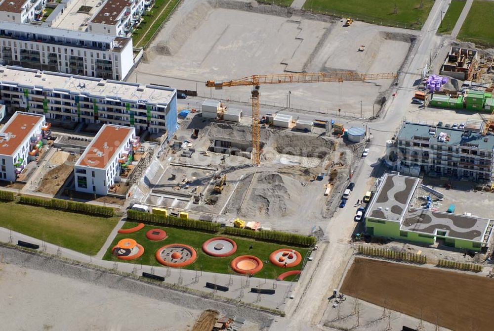 München Riem from above - 04.05.2006 München (Bayern) Blick auf Wohnneubau am BUGA-Gelände. Die Wohnanlagen bieten einen freien Blick über das BUGA Gelände bis zu den Alpen. Die EG-Wohnungen haben eine eigene Terrasse und Privatgarten mit direktem Anschluss an den BUGA Park, alle an deren Wohnungen einen oder mehrere Balkone bzw. Dachterrassen. Zusätzlich sorgen große Fenster und die intelligente Aufteilung für lichtdurchflutete Räume. Beratungspavillion vor Ort: Willy-Brandt-Allee, 81829 München Mo-Fr. 14.00 - 17.00 Uhr, Sa/So 14.00 - 18.00 Uhr Anruf zum Ortstarif: Tel 01801 177 188, Fax 089 99 30 00 33 seepanorama-riem@conceptbau.de