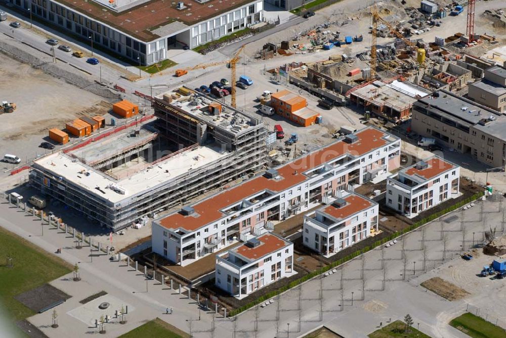 Aerial image München Riem - 04.05.2006 München (Bayern) Blick auf Wohnneubau am BUGA-Gelände. Die Wohnanlagen bieten einen freien Blick über das BUGA Gelände bis zu den Alpen. Die EG-Wohnungen haben eine eigene Terrasse und Privatgarten mit direktem Anschluss an den BUGA Park, alle an deren Wohnungen einen oder mehrere Balkone bzw. Dachterrassen. Zusätzlich sorgen große Fenster und die intelligente Aufteilung für lichtdurchflutete Räume. Beratungspavillion vor Ort: Willy-Brandt-Allee, 81829 München Mo-Fr. 14.00 - 17.00 Uhr, Sa/So 14.00 - 18.00 Uhr Anruf zum Ortstarif: Tel 01801 177 188, Fax 089 99 30 00 33 seepanorama-riem@conceptbau.de