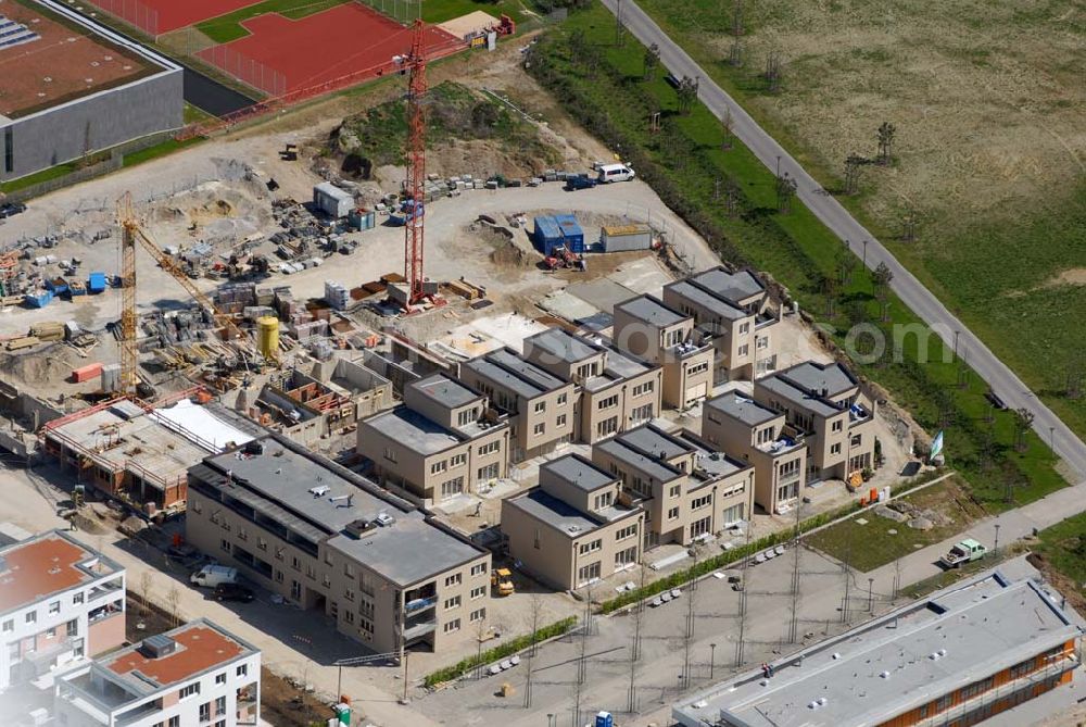 Aerial photograph München Riem - 04.05.2006 München (Bayern) Blick auf Wohnneubau am BUGA-Gelände. Die Wohnanlagen bieten einen freien Blick über das BUGA Gelände bis zu den Alpen. Die EG-Wohnungen haben eine eigene Terrasse und Privatgarten mit direktem Anschluss an den BUGA Park, alle an deren Wohnungen einen oder mehrere Balkone bzw. Dachterrassen. Zusätzlich sorgen große Fenster und die intelligente Aufteilung für lichtdurchflutete Räume. Beratungspavillion vor Ort: Willy-Brandt-Allee, 81829 München Mo-Fr. 14.00 - 17.00 Uhr, Sa/So 14.00 - 18.00 Uhr Anruf zum Ortstarif: Tel 01801 177 188, Fax 089 99 30 00 33 seepanorama-riem@conceptbau.de