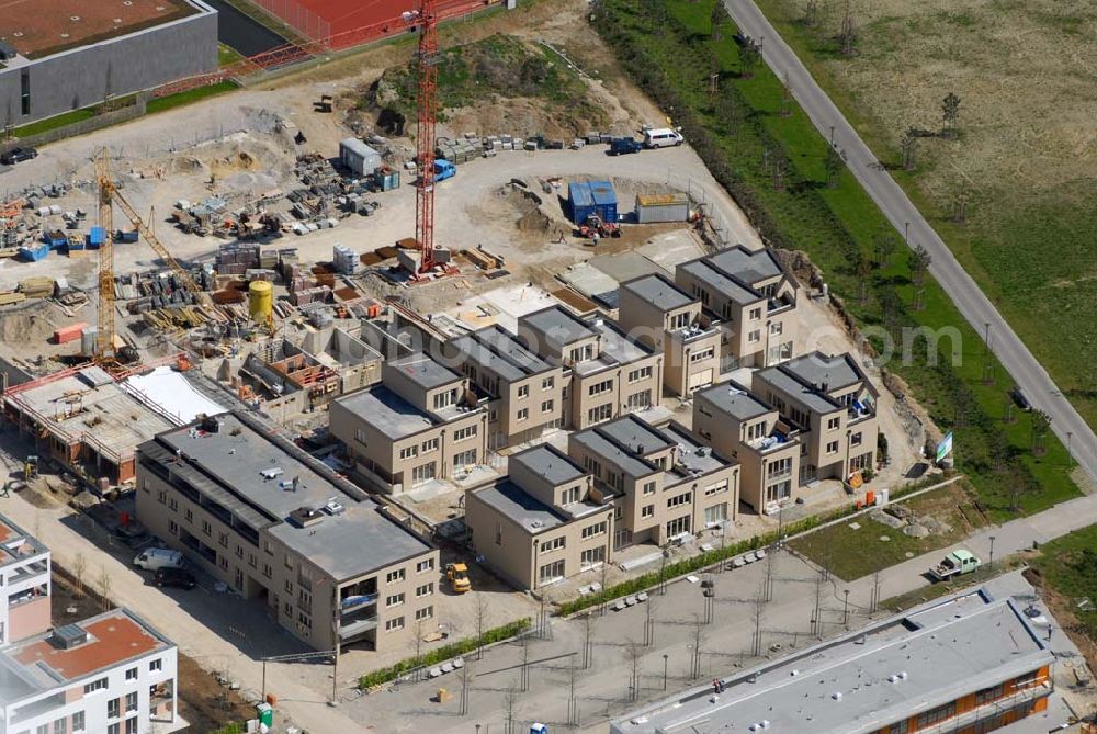 München Riem from above - 04.05.2006 München (Bayern) Blick auf Wohnneubau am BUGA-Gelände. Die Wohnanlagen bieten einen freien Blick über das BUGA Gelände bis zu den Alpen. Die EG-Wohnungen haben eine eigene Terrasse und Privatgarten mit direktem Anschluss an den BUGA Park, alle an deren Wohnungen einen oder mehrere Balkone bzw. Dachterrassen. Zusätzlich sorgen große Fenster und die intelligente Aufteilung für lichtdurchflutete Räume. Beratungspavillion vor Ort: Willy-Brandt-Allee, 81829 München Mo-Fr. 14.00 - 17.00 Uhr, Sa/So 14.00 - 18.00 Uhr Anruf zum Ortstarif: Tel 01801 177 188, Fax 089 99 30 00 33 seepanorama-riem@conceptbau.de