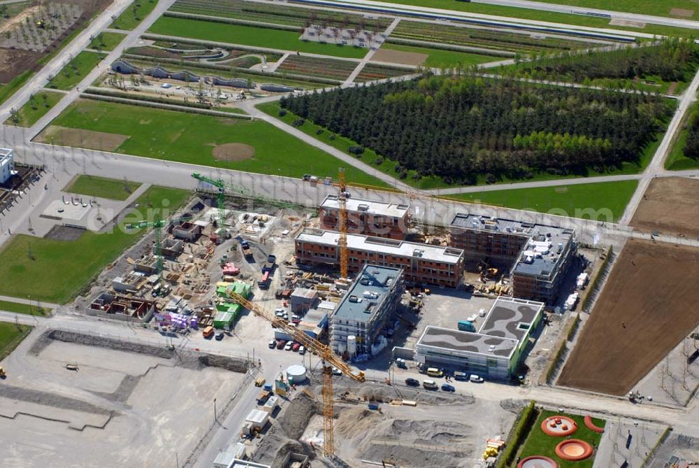 Aerial photograph München Riem - 04.05.2006 München (Bayern) Blick auf Wohnneubau am BUGA-Gelände. Die Wohnanlagen bieten einen freien Blick über das BUGA Gelände bis zu den Alpen. Die EG-Wohnungen haben eine eigene Terrasse und Privatgarten mit direktem Anschluss an den BUGA Park, alle an deren Wohnungen einen oder mehrere Balkone bzw. Dachterrassen. Zusätzlich sorgen große Fenster und die intelligente Aufteilung für lichtdurchflutete Räume. Beratungspavillion vor Ort: Willy-Brandt-Allee, 81829 München Mo-Fr. 14.00 - 17.00 Uhr, Sa/So 14.00 - 18.00 Uhr Anruf zum Ortstarif: Tel 01801 177 188, Fax 089 99 30 00 33 seepanorama-riem@conceptbau.de