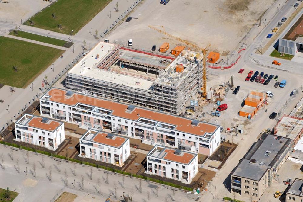 Aerial image München Riem - 04.05.2006 München (Bayern) Blick auf Wohnneubau am BUGA-Gelände. Die Wohnanlagen bieten einen freien Blick über das BUGA Gelände bis zu den Alpen. Die EG-Wohnungen haben eine eigene Terrasse und Privatgarten mit direktem Anschluss an den BUGA Park, alle an deren Wohnungen einen oder mehrere Balkone bzw. Dachterrassen. Zusätzlich sorgen große Fenster und die intelligente Aufteilung für lichtdurchflutete Räume. Beratungspavillion vor Ort: Willy-Brandt-Allee, 81829 München Mo-Fr. 14.00 - 17.00 Uhr, Sa/So 14.00 - 18.00 Uhr Anruf zum Ortstarif: Tel 01801 177 188, Fax 089 99 30 00 33 seepanorama-riem@conceptbau.de