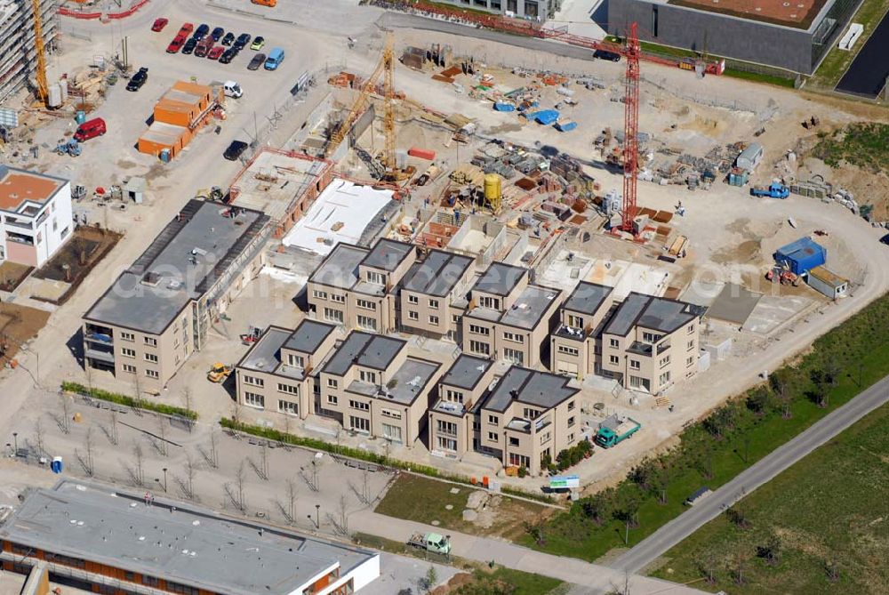 Aerial photograph München Riem - 04.05.2006 München (Bayern) Blick auf Wohnneubau am BUGA-Gelände. Die Wohnanlagen bieten einen freien Blick über das BUGA Gelände bis zu den Alpen. Die EG-Wohnungen haben eine eigene Terrasse und Privatgarten mit direktem Anschluss an den BUGA Park, alle an deren Wohnungen einen oder mehrere Balkone bzw. Dachterrassen. Zusätzlich sorgen große Fenster und die intelligente Aufteilung für lichtdurchflutete Räume. Beratungspavillion vor Ort: Willy-Brandt-Allee, 81829 München Mo-Fr. 14.00 - 17.00 Uhr, Sa/So 14.00 - 18.00 Uhr Anruf zum Ortstarif: Tel 01801 177 188, Fax 089 99 30 00 33 seepanorama-riem@conceptbau.de