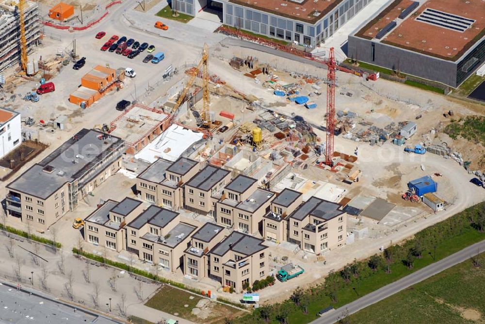 München Riem from above - 04.05.2006 München (Bayern) Blick auf Wohnneubau am BUGA-Gelände. Die Wohnanlagen bieten einen freien Blick über das BUGA Gelände bis zu den Alpen. Die EG-Wohnungen haben eine eigene Terrasse und Privatgarten mit direktem Anschluss an den BUGA Park, alle an deren Wohnungen einen oder mehrere Balkone bzw. Dachterrassen. Zusätzlich sorgen große Fenster und die intelligente Aufteilung für lichtdurchflutete Räume. Beratungspavillion vor Ort: Willy-Brandt-Allee, 81829 München Mo-Fr. 14.00 - 17.00 Uhr, Sa/So 14.00 - 18.00 Uhr Anruf zum Ortstarif: Tel 01801 177 188, Fax 089 99 30 00 33 seepanorama-riem@conceptbau.de