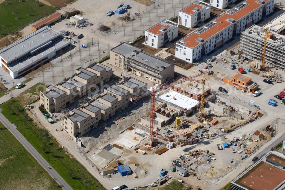 München Riem from the bird's eye view: 04.05.2006 München (Bayern) Blick auf Wohnneubau am BUGA-Gelände. Die Wohnanlagen bieten einen freien Blick über das BUGA Gelände bis zu den Alpen. Die EG-Wohnungen haben eine eigene Terrasse und Privatgarten mit direktem Anschluss an den BUGA Park, alle an deren Wohnungen einen oder mehrere Balkone bzw. Dachterrassen. Zusätzlich sorgen große Fenster und die intelligente Aufteilung für lichtdurchflutete Räume. Beratungspavillion vor Ort: Willy-Brandt-Allee, 81829 München Mo-Fr. 14.00 - 17.00 Uhr, Sa/So 14.00 - 18.00 Uhr Anruf zum Ortstarif: Tel 01801 177 188, Fax 089 99 30 00 33 seepanorama-riem@conceptbau.de