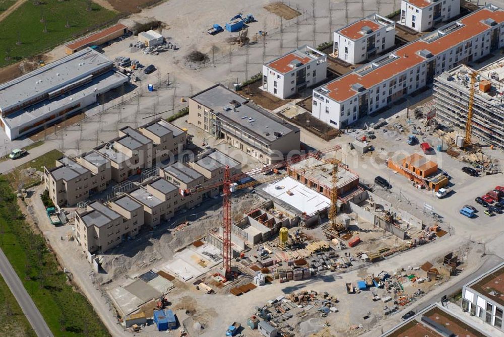 Aerial image München Riem - 04.05.2006 München (Bayern) Blick auf Wohnneubau am BUGA-Gelände. Die Wohnanlagen bieten einen freien Blick über das BUGA Gelände bis zu den Alpen. Die EG-Wohnungen haben eine eigene Terrasse und Privatgarten mit direktem Anschluss an den BUGA Park, alle an deren Wohnungen einen oder mehrere Balkone bzw. Dachterrassen. Zusätzlich sorgen große Fenster und die intelligente Aufteilung für lichtdurchflutete Räume. Beratungspavillion vor Ort: Willy-Brandt-Allee, 81829 München Mo-Fr. 14.00 - 17.00 Uhr, Sa/So 14.00 - 18.00 Uhr Anruf zum Ortstarif: Tel 01801 177 188, Fax 089 99 30 00 33 seepanorama-riem@conceptbau.de