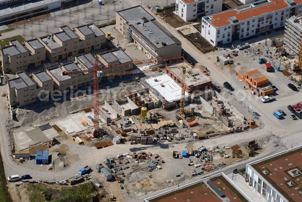 Aerial photograph München Riem - 04.05.2006 München (Bayern) Blick auf Wohnneubau am BUGA-Gelände. Die Wohnanlagen bieten einen freien Blick über das BUGA Gelände bis zu den Alpen. Die EG-Wohnungen haben eine eigene Terrasse und Privatgarten mit direktem Anschluss an den BUGA Park, alle an deren Wohnungen einen oder mehrere Balkone bzw. Dachterrassen. Zusätzlich sorgen große Fenster und die intelligente Aufteilung für lichtdurchflutete Räume. Beratungspavillion vor Ort: Willy-Brandt-Allee, 81829 München Mo-Fr. 14.00 - 17.00 Uhr, Sa/So 14.00 - 18.00 Uhr Anruf zum Ortstarif: Tel 01801 177 188, Fax 089 99 30 00 33 seepanorama-riem@conceptbau.de