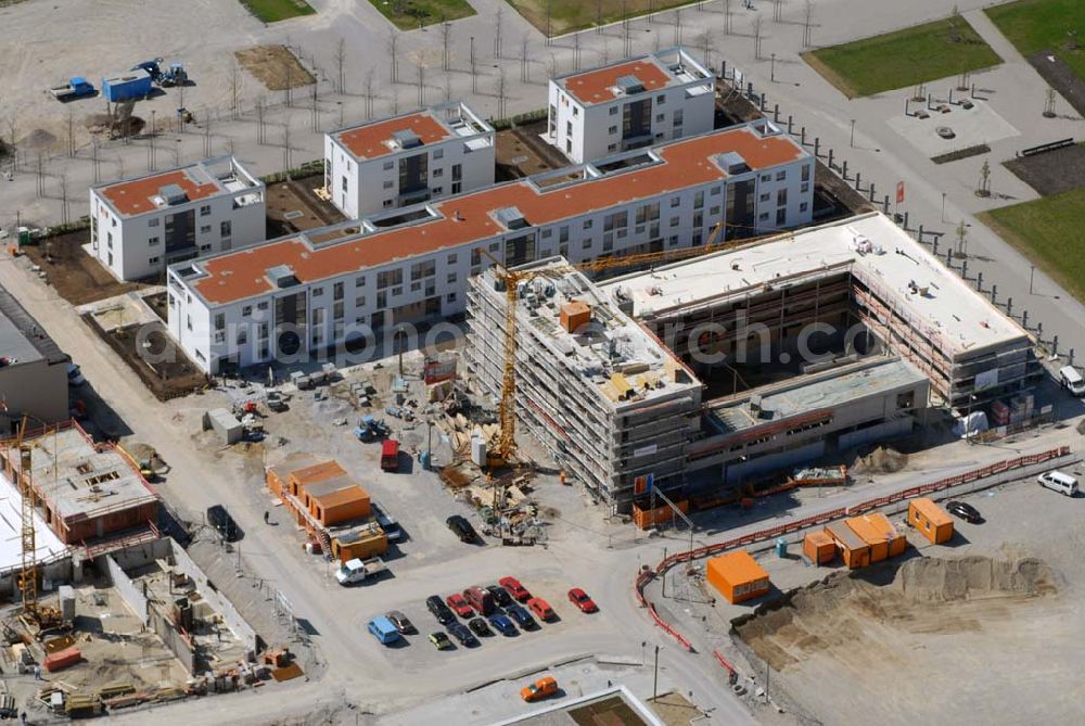 München Riem from above - 04.05.2006 München (Bayern) Blick auf Wohnneubau am BUGA-Gelände. Die Wohnanlagen bieten einen freien Blick über das BUGA Gelände bis zu den Alpen. Die EG-Wohnungen haben eine eigene Terrasse und Privatgarten mit direktem Anschluss an den BUGA Park, alle an deren Wohnungen einen oder mehrere Balkone bzw. Dachterrassen. Zusätzlich sorgen große Fenster und die intelligente Aufteilung für lichtdurchflutete Räume. Beratungspavillion vor Ort: Willy-Brandt-Allee, 81829 München Mo-Fr. 14.00 - 17.00 Uhr, Sa/So 14.00 - 18.00 Uhr Anruf zum Ortstarif: Tel 01801 177 188, Fax 089 99 30 00 33 seepanorama-riem@conceptbau.de