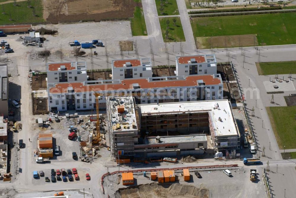 Aerial image München Riem - 04.05.2006 München (Bayern) Blick auf Wohnneubau am BUGA-Gelände. Die Wohnanlagen bieten einen freien Blick über das BUGA Gelände bis zu den Alpen. Die EG-Wohnungen haben eine eigene Terrasse und Privatgarten mit direktem Anschluss an den BUGA Park, alle an deren Wohnungen einen oder mehrere Balkone bzw. Dachterrassen. Zusätzlich sorgen große Fenster und die intelligente Aufteilung für lichtdurchflutete Räume. Beratungspavillion vor Ort: Willy-Brandt-Allee, 81829 München Mo-Fr. 14.00 - 17.00 Uhr, Sa/So 14.00 - 18.00 Uhr Anruf zum Ortstarif: Tel 01801 177 188, Fax 089 99 30 00 33 seepanorama-riem@conceptbau.de