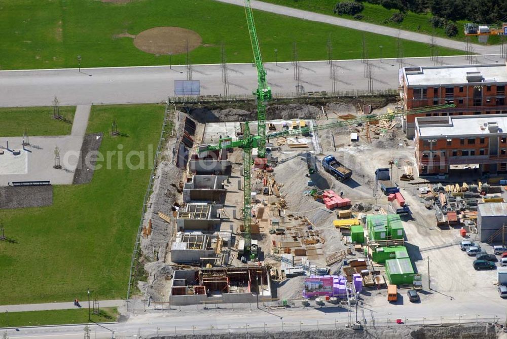 Aerial photograph München Riem - 04.05.2006 München (Bayern) Blick auf Wohnneubau am BUGA-Gelände. Die Wohnanlagen bieten einen freien Blick über das BUGA Gelände bis zu den Alpen. Die EG-Wohnungen haben eine eigene Terrasse und Privatgarten mit direktem Anschluss an den BUGA Park, alle an deren Wohnungen einen oder mehrere Balkone bzw. Dachterrassen. Zusätzlich sorgen große Fenster und die intelligente Aufteilung für lichtdurchflutete Räume. Beratungspavillion vor Ort: Willy-Brandt-Allee, 81829 München Mo-Fr. 14.00 - 17.00 Uhr, Sa/So 14.00 - 18.00 Uhr Anruf zum Ortstarif: Tel 01801 177 188, Fax 089 99 30 00 33 seepanorama-riem@conceptbau.de