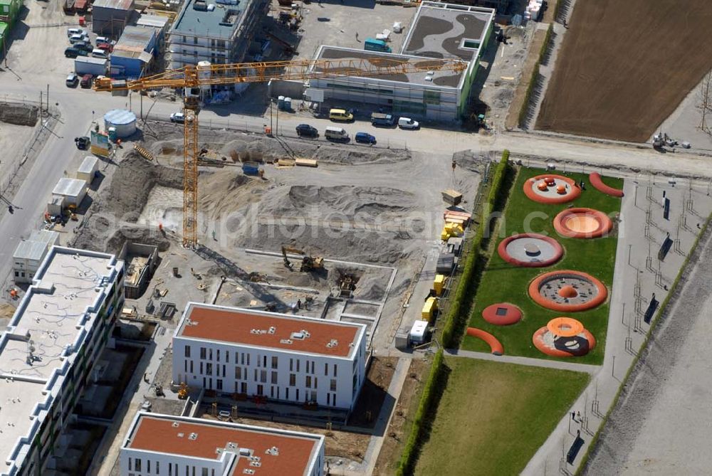 Aerial image München Riem - 04.05.2006 München (Bayern) Blick auf Wohnneubau am BUGA-Gelände. Die Wohnanlagen bieten einen freien Blick über das BUGA Gelände bis zu den Alpen. Die EG-Wohnungen haben eine eigene Terrasse und Privatgarten mit direktem Anschluss an den BUGA Park, alle an deren Wohnungen einen oder mehrere Balkone bzw. Dachterrassen. Zusätzlich sorgen große Fenster und die intelligente Aufteilung für lichtdurchflutete Räume. Beratungspavillion vor Ort: Willy-Brandt-Allee, 81829 München Mo-Fr. 14.00 - 17.00 Uhr, Sa/So 14.00 - 18.00 Uhr Anruf zum Ortstarif: Tel 01801 177 188, Fax 089 99 30 00 33 seepanorama-riem@conceptbau.de