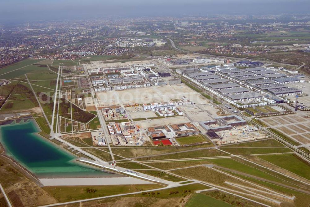 Aerial image München Riem - 04.05.2006 München (Bayern) Blick auf Wohnneubau am BUGA-Gelände. Die Wohnanlagen bieten einen freien Blick über das BUGA Gelände bis zu den Alpen. Die EG-Wohnungen haben eine eigene Terrasse und Privatgarten mit direktem Anschluss an den BUGA Park, alle an deren Wohnungen einen oder mehrere Balkone bzw. Dachterrassen. Zusätzlich sorgen große Fenster und die intelligente Aufteilung für lichtdurchflutete Räume. Beratungspavillion vor Ort: Willy-Brandt-Allee, 81829 München Mo-Fr. 14.00 - 17.00 Uhr, Sa/So 14.00 - 18.00 Uhr Anruf zum Ortstarif: Tel 01801 177 188, Fax 089 99 30 00 33 seepanorama-riem@conceptbau.de