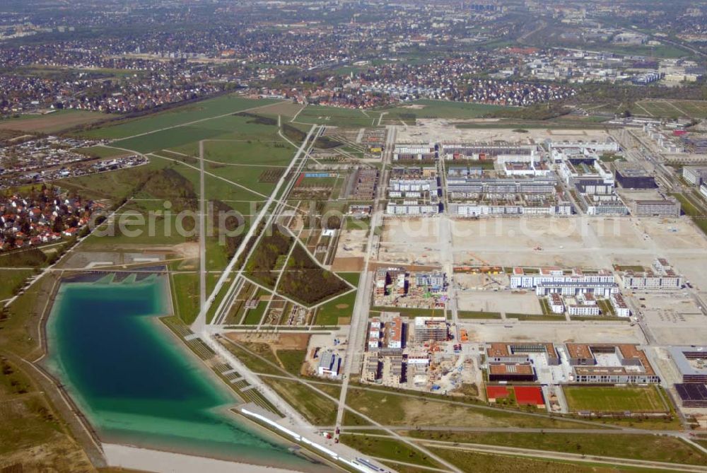 Aerial photograph München Riem - 04.05.2006 München (Bayern) Blick auf Wohnneubau am BUGA-Gelände. Die Wohnanlagen bieten einen freien Blick über das BUGA Gelände bis zu den Alpen. Die EG-Wohnungen haben eine eigene Terrasse und Privatgarten mit direktem Anschluss an den BUGA Park, alle an deren Wohnungen einen oder mehrere Balkone bzw. Dachterrassen. Zusätzlich sorgen große Fenster und die intelligente Aufteilung für lichtdurchflutete Räume. Beratungspavillion vor Ort: Willy-Brandt-Allee, 81829 München Mo-Fr. 14.00 - 17.00 Uhr, Sa/So 14.00 - 18.00 Uhr Anruf zum Ortstarif: Tel 01801 177 188, Fax 089 99 30 00 33 seepanorama-riem@conceptbau.de