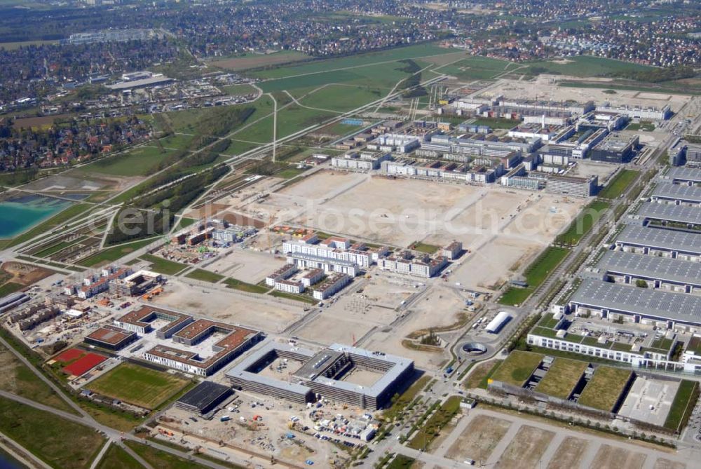 Aerial image München Riem - 04.05.2006 München (Bayern) Blick auf Wohnneubau am BUGA-Gelände. Die Wohnanlagen bieten einen freien Blick über das BUGA Gelände bis zu den Alpen. Die EG-Wohnungen haben eine eigene Terrasse und Privatgarten mit direktem Anschluss an den BUGA Park, alle an deren Wohnungen einen oder mehrere Balkone bzw. Dachterrassen. Zusätzlich sorgen große Fenster und die intelligente Aufteilung für lichtdurchflutete Räume. Beratungspavillion vor Ort: Willy-Brandt-Allee, 81829 München Mo-Fr. 14.00 - 17.00 Uhr, Sa/So 14.00 - 18.00 Uhr Anruf zum Ortstarif: Tel 01801 177 188, Fax 089 99 30 00 33 seepanorama-riem@conceptbau.de