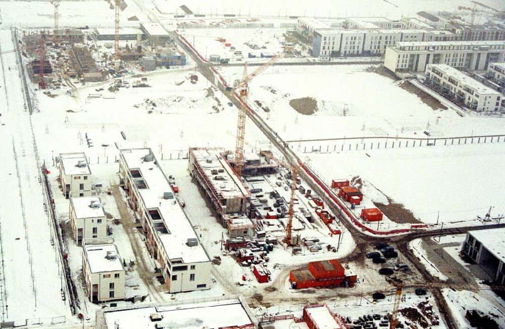 München / Bayern from the bird's eye view: 15.01.2006 München (Bayern):Blick auf das Baugelände des Wohngebietes nahe dem BUGA-Gelände. Die kleine Wohn-Anlage mit nur 4 niedrigen Häusern bietet einen freien Blick über das BUGA Gelände bis zu den Alpen.Beratungspavillion vor Ort: Willy-Brandt-Allee, 81829 München Mo-Fr. 14.00 - 17.00 Uhr, Sa/So 14.00 - 18.00 Uhr Anruf zum Ortstarif: Tel 01801 177 188, Fax 089 99 30 00 33 ; seepanorama-riem@conceptbau.de