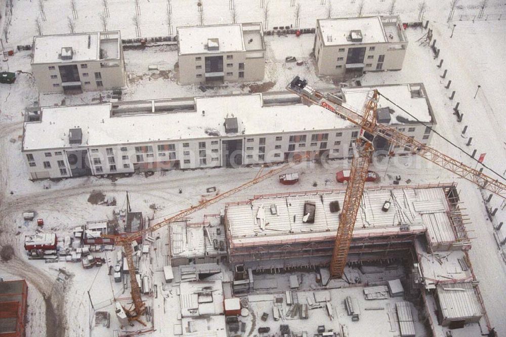 Aerial image München / Bayern - 15.01.2006 München (Bayern):Blick auf das Baugelände des Wohngebietes nahe dem BUGA-Gelände. Die kleine Wohn-Anlage mit nur 4 niedrigen Häusern bietet einen freien Blick über das BUGA Gelände bis zu den Alpen.Beratungspavillion vor Ort: Willy-Brandt-Allee, 81829 München Mo-Fr. 14.00 - 17.00 Uhr, Sa/So 14.00 - 18.00 Uhr Anruf zum Ortstarif: Tel 01801 177 188, Fax 089 99 30 00 33 ; seepanorama-riem@conceptbau.de