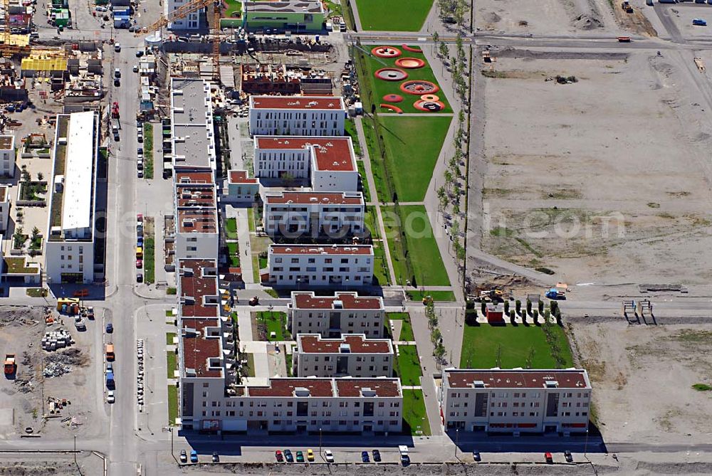 Aerial image München - Riem - 01.09.2006 München (Bayern) Blick auf Wohnneubau am BUGA-Gelände. Die Wohnanlagen bieten einen freien Blick über das BUGA Gelände bis zu den Alpen. Die EG-Wohnungen haben eine eigene Terrasse und Privatgarten mit direktem Anschluss an den BUGA Park, alle an deren Wohnungen einen oder mehrere Balkone bzw. Dachterrassen. Zusätzlich sorgen große Fenster und die intelligente Aufteilung für lichtdurchflutete Räume. Beratungspavillion vor Ort: Willy-Brandt-Allee, 81829 München Mo-Fr. 14.00 - 17.00 Uhr, Sa/So 14.00 - 18.00 Uhr Anruf zum Ortstarif: Tel 01801 177 188, Fax 089 99 30 00 33 seepanorama-riem@conceptbau.de