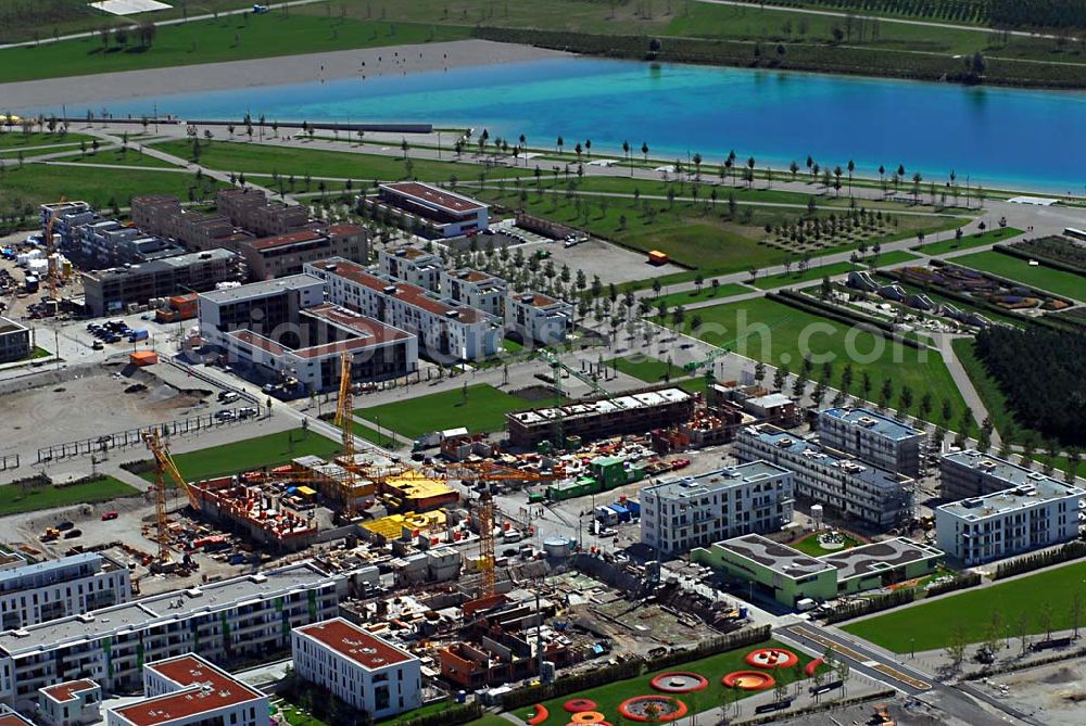 München - Riem from above - 01.09.2006 München (Bayern) Blick auf Wohnneubau am BUGA-Gelände. Die Wohnanlagen bieten einen freien Blick über das BUGA Gelände bis zu den Alpen. Die EG-Wohnungen haben eine eigene Terrasse und Privatgarten mit direktem Anschluss an den BUGA Park, alle an deren Wohnungen einen oder mehrere Balkone bzw. Dachterrassen. Zusätzlich sorgen große Fenster und die intelligente Aufteilung für lichtdurchflutete Räume. Beratungspavillion vor Ort: Willy-Brandt-Allee, 81829 München Mo-Fr. 14.00 - 17.00 Uhr, Sa/So 14.00 - 18.00 Uhr Anruf zum Ortstarif: Tel 01801 177 188, Fax 089 99 30 00 33 seepanorama-riem@conceptbau.de