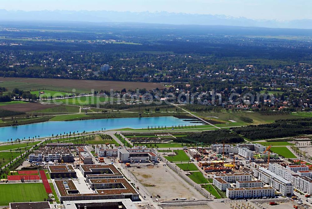 Aerial photograph München - Riem - 01.09.2006 München (Bayern) Blick auf Wohnneubau am BUGA-Gelände. Die Wohnanlagen bieten einen freien Blick über das BUGA Gelände bis zu den Alpen. Die EG-Wohnungen haben eine eigene Terrasse und Privatgarten mit direktem Anschluss an den BUGA Park, alle an deren Wohnungen einen oder mehrere Balkone bzw. Dachterrassen. Zusätzlich sorgen große Fenster und die intelligente Aufteilung für lichtdurchflutete Räume. Beratungspavillion vor Ort: Willy-Brandt-Allee, 81829 München Mo-Fr. 14.00 - 17.00 Uhr, Sa/So 14.00 - 18.00 Uhr Anruf zum Ortstarif: Tel 01801 177 188, Fax 089 99 30 00 33 seepanorama-riem@conceptbau.de