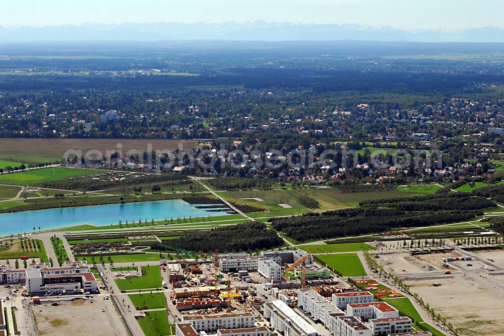 München - Riem from the bird's eye view: 01.09.2006 München (Bayern) Blick auf Wohnneubau am BUGA-Gelände. Die Wohnanlagen bieten einen freien Blick über das BUGA Gelände bis zu den Alpen. Die EG-Wohnungen haben eine eigene Terrasse und Privatgarten mit direktem Anschluss an den BUGA Park, alle an deren Wohnungen einen oder mehrere Balkone bzw. Dachterrassen. Zusätzlich sorgen große Fenster und die intelligente Aufteilung für lichtdurchflutete Räume. Beratungspavillion vor Ort: Willy-Brandt-Allee, 81829 München Mo-Fr. 14.00 - 17.00 Uhr, Sa/So 14.00 - 18.00 Uhr Anruf zum Ortstarif: Tel 01801 177 188, Fax 089 99 30 00 33 seepanorama-riem@conceptbau.de