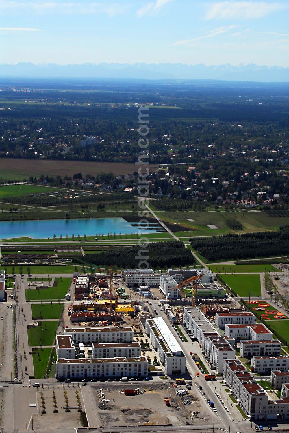 Aerial image München - Riem - 01.09.2006 München (Bayern) Blick auf Wohnneubau am BUGA-Gelände. Die Wohnanlagen bieten einen freien Blick über das BUGA Gelände bis zu den Alpen. Die EG-Wohnungen haben eine eigene Terrasse und Privatgarten mit direktem Anschluss an den BUGA Park, alle an deren Wohnungen einen oder mehrere Balkone bzw. Dachterrassen. Zusätzlich sorgen große Fenster und die intelligente Aufteilung für lichtdurchflutete Räume. Beratungspavillion vor Ort: Willy-Brandt-Allee, 81829 München Mo-Fr. 14.00 - 17.00 Uhr, Sa/So 14.00 - 18.00 Uhr Anruf zum Ortstarif: Tel 01801 177 188, Fax 089 99 30 00 33 seepanorama-riem@conceptbau.de