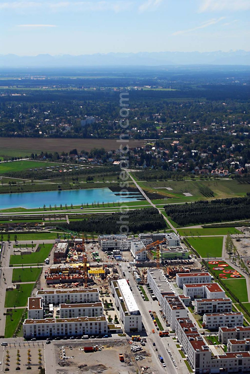 Aerial photograph München - Riem - 01.09.2006 München (Bayern) Blick auf Wohnneubau am BUGA-Gelände. Die Wohnanlagen bieten einen freien Blick über das BUGA Gelände bis zu den Alpen. Die EG-Wohnungen haben eine eigene Terrasse und Privatgarten mit direktem Anschluss an den BUGA Park, alle an deren Wohnungen einen oder mehrere Balkone bzw. Dachterrassen. Zusätzlich sorgen große Fenster und die intelligente Aufteilung für lichtdurchflutete Räume. Beratungspavillion vor Ort: Willy-Brandt-Allee, 81829 München Mo-Fr. 14.00 - 17.00 Uhr, Sa/So 14.00 - 18.00 Uhr Anruf zum Ortstarif: Tel 01801 177 188, Fax 089 99 30 00 33 seepanorama-riem@conceptbau.de