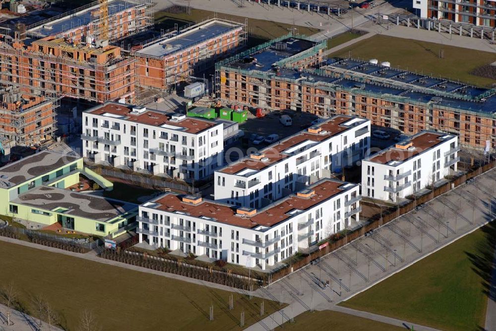 München from above - Blick auf Wohnneubau am BUGA-Gelände. Die Wohnanlagen bieten einen freien Blick über das BUGA Gelände bis zu den Alpen. Die EG-Wohnungen haben eine eigene Terrasse und Privatgarten mit direktem Anschluss an den BUGA Park, alle an deren Wohnungen einen oder mehrere Balkone bzw. Dachterrassen. Zusätzlich sorgen große Fenster und die intelligente Aufteilung für lichtdurchflutete Räume. Beratungspavillion vor Ort: Willy-Brandt-Allee, 81829 München Mo-Fr. 14.00 - 17.00 Uhr, Sa/So 14.00 - 18.00 Uhr Anruf zum Ortstarif: Tel 01801 177 188, Fax 089 99 30 00 33 seepanorama-riem@conceptbau.de