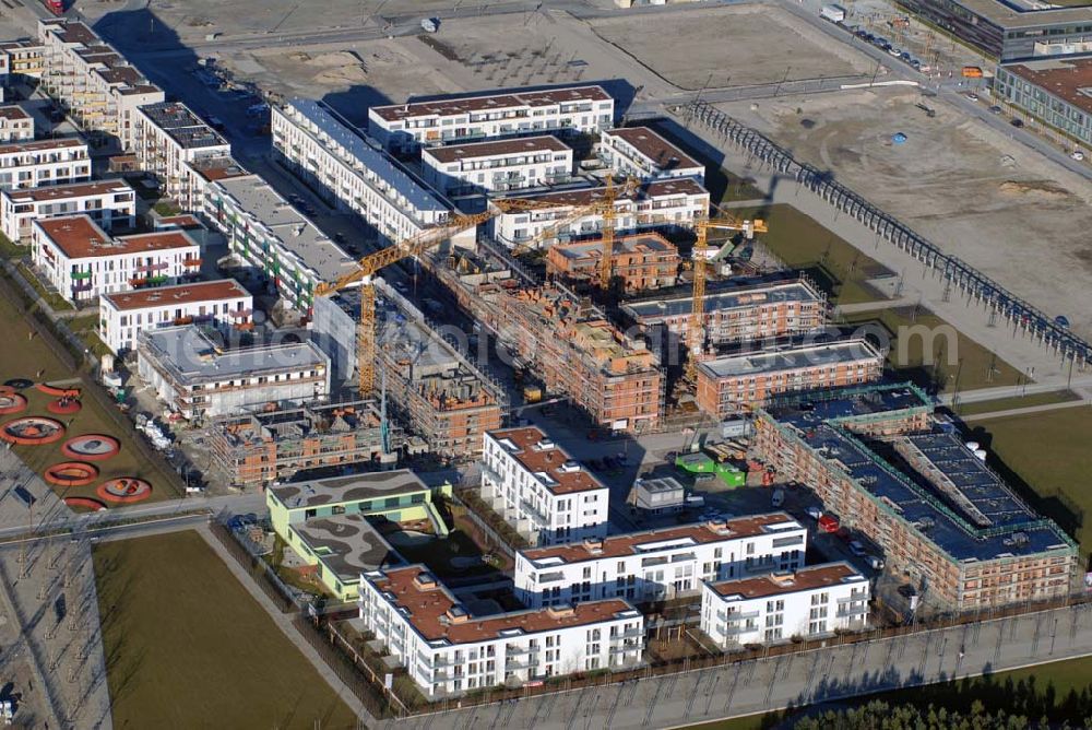 Aerial image München - Blick auf Wohnneubau am BUGA-Gelände. Die Wohnanlagen bieten einen freien Blick über das BUGA Gelände bis zu den Alpen. Die EG-Wohnungen haben eine eigene Terrasse und Privatgarten mit direktem Anschluss an den BUGA Park, alle an deren Wohnungen einen oder mehrere Balkone bzw. Dachterrassen. Zusätzlich sorgen große Fenster und die intelligente Aufteilung für lichtdurchflutete Räume. Beratungspavillion vor Ort: Willy-Brandt-Allee, 81829 München Mo-Fr. 14.00 - 17.00 Uhr, Sa/So 14.00 - 18.00 Uhr Anruf zum Ortstarif: Tel 01801 177 188, Fax 089 99 30 00 33 seepanorama-riem@conceptbau.de