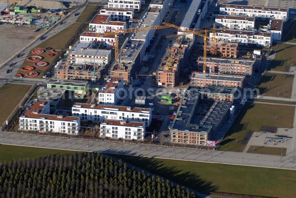 München from the bird's eye view: Blick auf Wohnneubau am BUGA-Gelände. Die Wohnanlagen bieten einen freien Blick über das BUGA Gelände bis zu den Alpen. Die EG-Wohnungen haben eine eigene Terrasse und Privatgarten mit direktem Anschluss an den BUGA Park, alle an deren Wohnungen einen oder mehrere Balkone bzw. Dachterrassen. Zusätzlich sorgen große Fenster und die intelligente Aufteilung für lichtdurchflutete Räume. Beratungspavillion vor Ort: Willy-Brandt-Allee, 81829 München Mo-Fr. 14.00 - 17.00 Uhr, Sa/So 14.00 - 18.00 Uhr Anruf zum Ortstarif: Tel 01801 177 188, Fax 089 99 30 00 33 seepanorama-riem@conceptbau.de