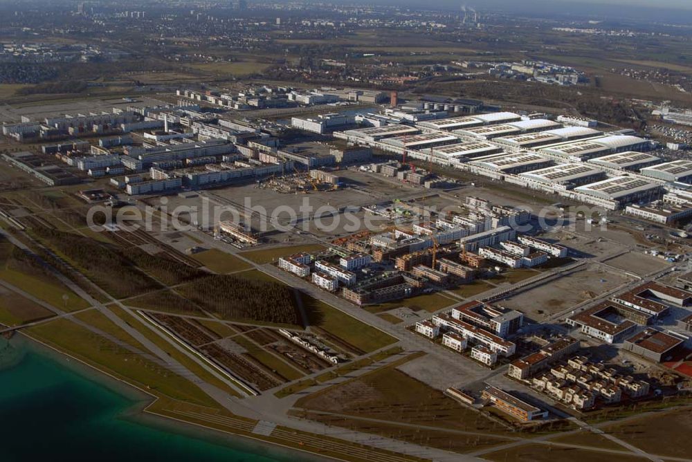 Aerial image München - Blick auf Wohnneubau am BUGA-Gelände. Die Wohnanlagen bieten einen freien Blick über das BUGA Gelände bis zu den Alpen. Die EG-Wohnungen haben eine eigene Terrasse und Privatgarten mit direktem Anschluss an den BUGA Park, alle an deren Wohnungen einen oder mehrere Balkone bzw. Dachterrassen. Zusätzlich sorgen große Fenster und die intelligente Aufteilung für lichtdurchflutete Räume. Beratungspavillion vor Ort: Willy-Brandt-Allee, 81829 München Mo-Fr. 14.00 - 17.00 Uhr, Sa/So 14.00 - 18.00 Uhr Anruf zum Ortstarif: Tel 01801 177 188, Fax 089 99 30 00 33 seepanorama-riem@conceptbau.de