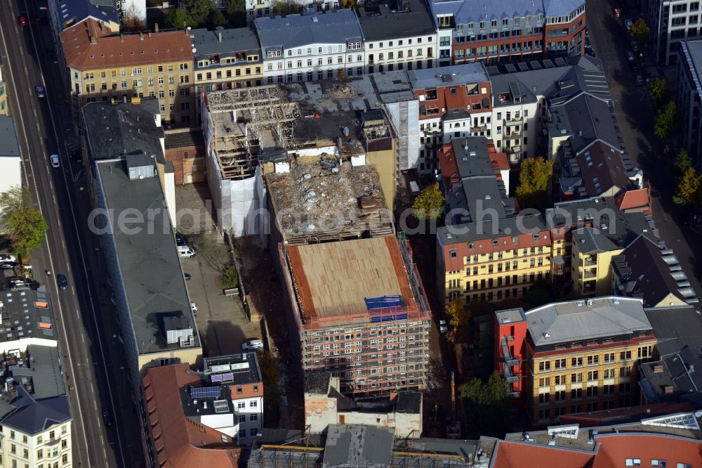 Aerial photograph Leipzig - View of the construction work at the former Ring-Messehaus at Trodlinring in Leipzig in Saxony. The formerly largest urban exhibition hall in the world was left vacant since 1994. In 2013 the connecting part between the two end buildings were torn down. A hotel by the company Travel24.com AG will be developed at this site