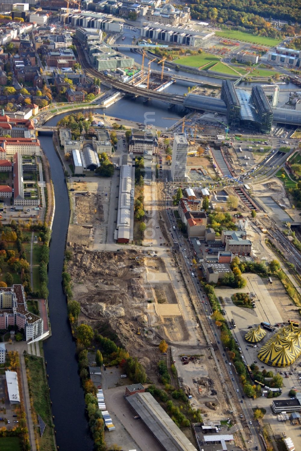 Berlin from above - Construction activities on the development area Europacity at Heidestrasse near the central station in the district of Moabit in Berlin - Mitte. The land on the banks of the river Spree is location for the developement of a modern urban district with residential housing, office buildings and space for art and retail. Main owner of the land in the project area are CA Immo Germany, the German Bahn AG and the State of Berlin