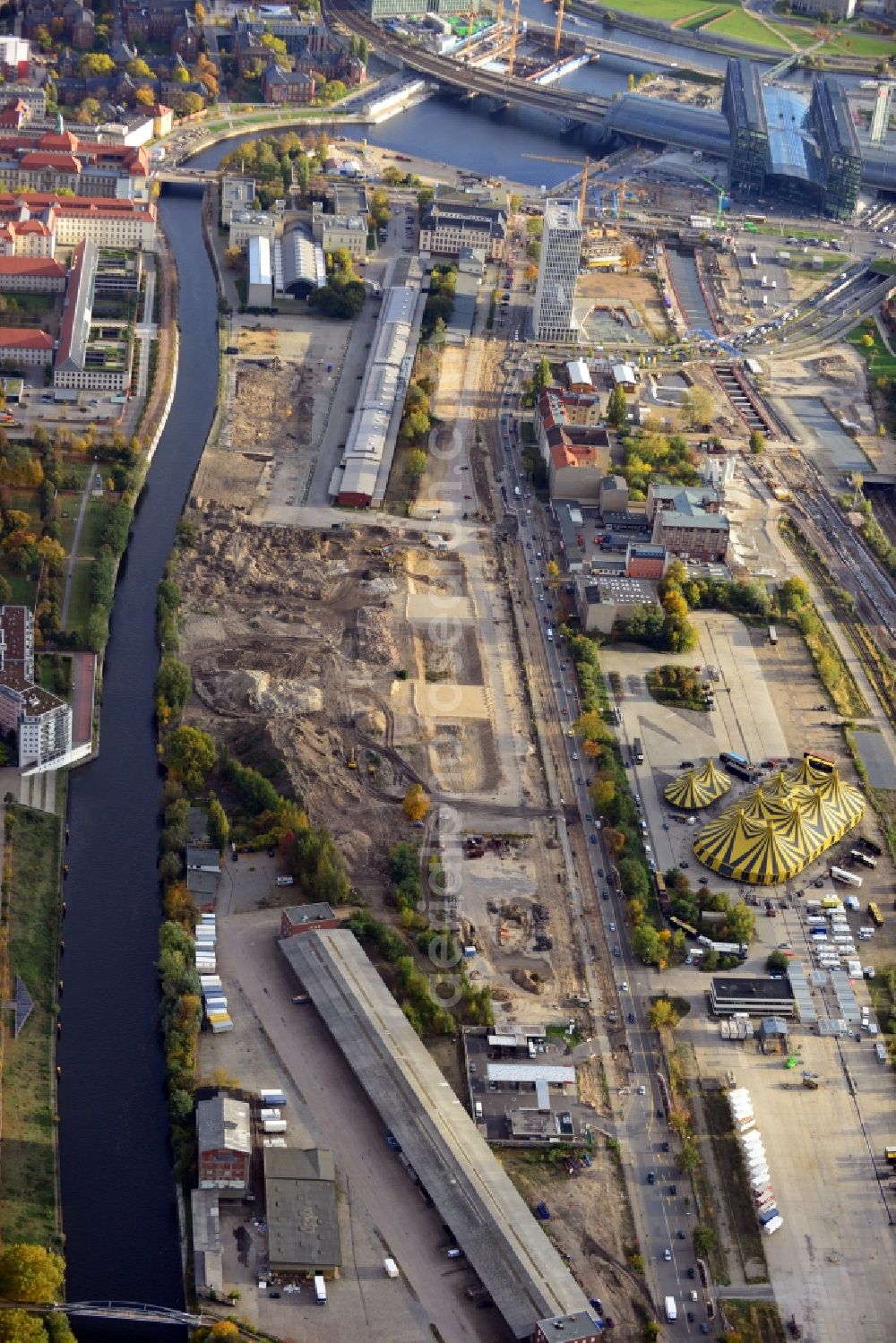 Berlin from the bird's eye view: Construction activities on the development area Europacity at Heidestrasse near the central station in the district of Moabit in Berlin - Mitte. The land on the banks of the river Spree is location for the developement of a modern urban district with residential housing, office buildings and space for art and retail. Main owner of the land in the project area are CA Immo Germany, the German Bahn AG and the State of Berlin